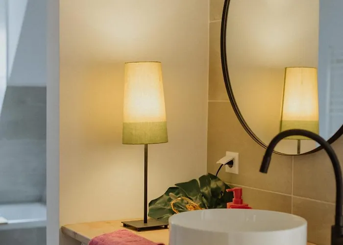 Hilltop Nest, Cozy Retreat On The Citadel Hill Apartment *